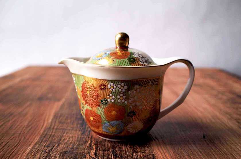 色彩豊かな陶器の花瓶、金彩九谷焼松星 色彩豊かな陶器の花瓶、