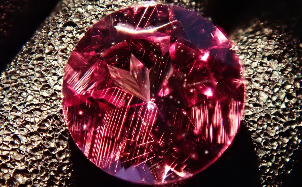 マラヤガーネットは大人ピンクの宝石。その魅力とは？ | カラッツ Gem