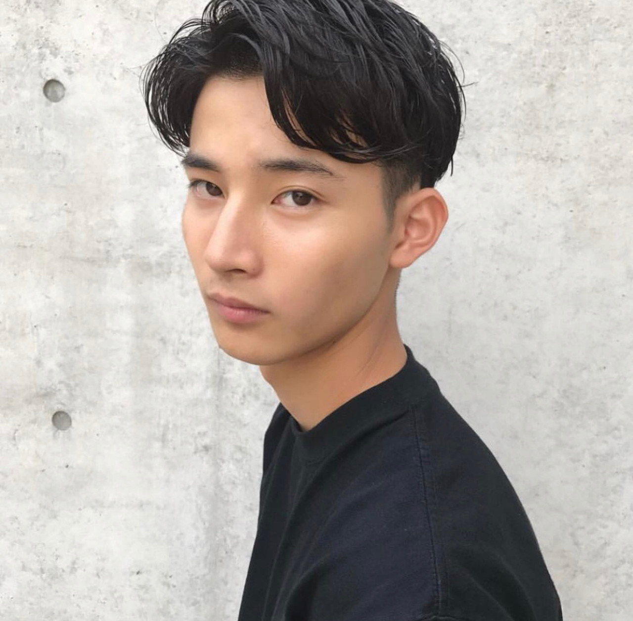 ネオ七三分けで今どきメンズヘアへ！清潔感あるカッコイイ髪型12選 | HAIR