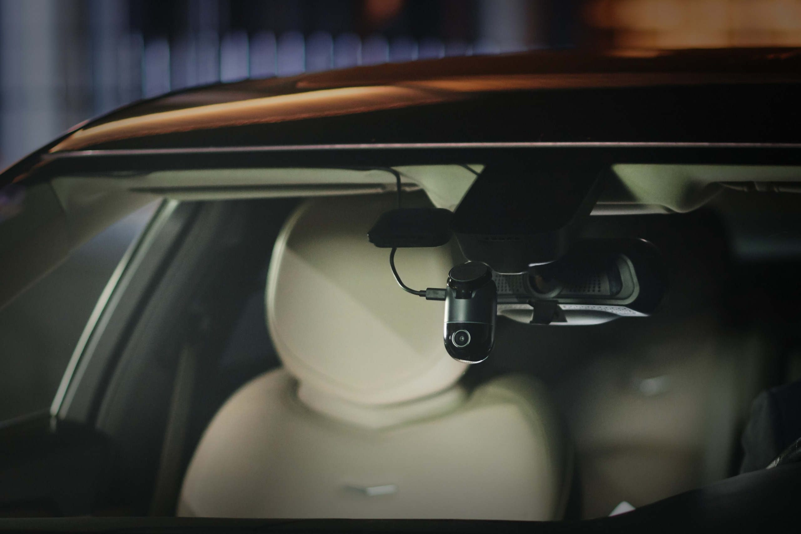 クルマに近づいた人をAIが感知！駐車中も360度監視できる70mai