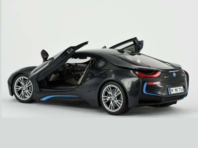 First Pics: Paragon 1:18 BMW i8 • DiecastSociety.com