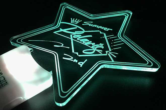 王冠とメッセージが際立つ星型のアクリルペンライト | 同人グッズ.jp