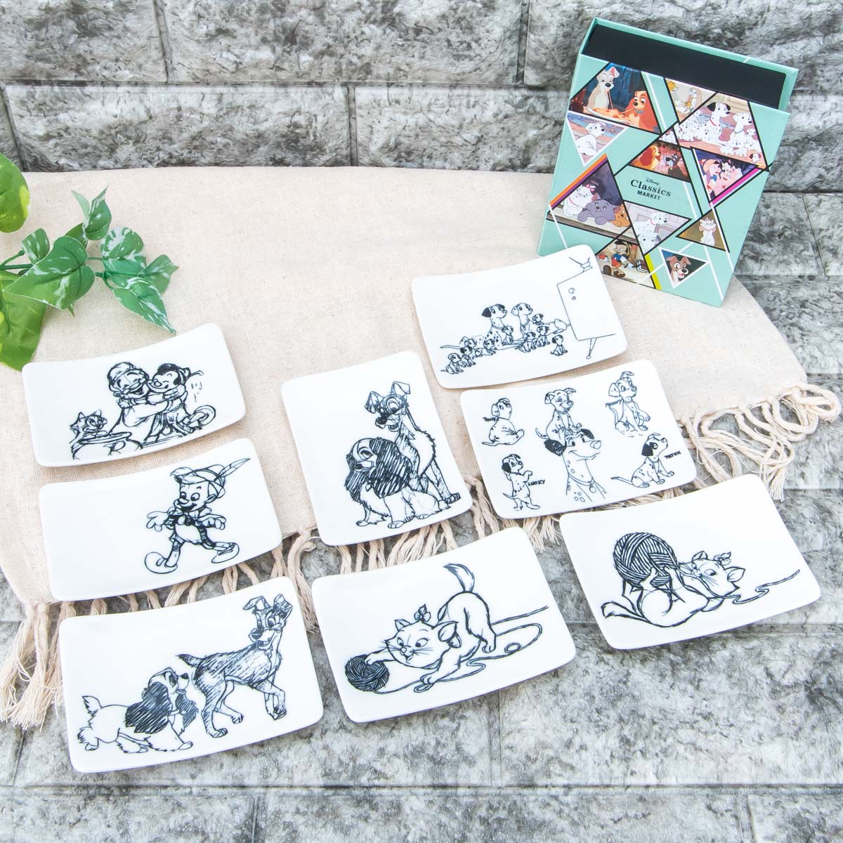 スケッチデザインのプレート2枚セット！「Disney Classics MARKET