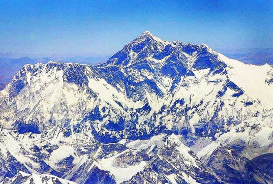 エベレスト頂上をレンタル？ ネパール政府が増加する登山者に向けた