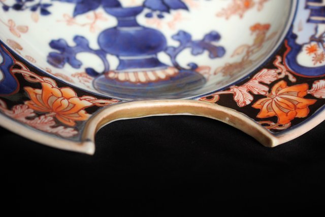 古伊万里染錦花籠文髭皿 P075｜骨董店 のびる 古美術 骨董 和風建具 蔵