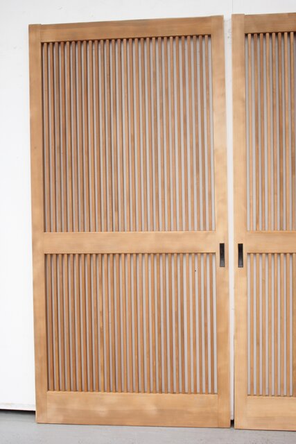 白木格子戸 2枚1組 L1001｜骨董店 のびる 古美術 骨董 和風建具 蔵戸