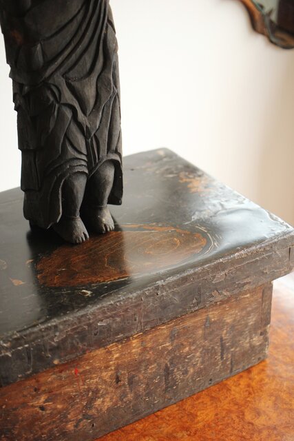 木彫りの不動明王？に鉄の小物を持たせたアーティストオブジェ骨董古物