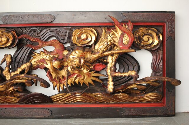 江戸末期一刀彫り高浮彫『渓流龍人物風景図』 木造彩漆金箔張る