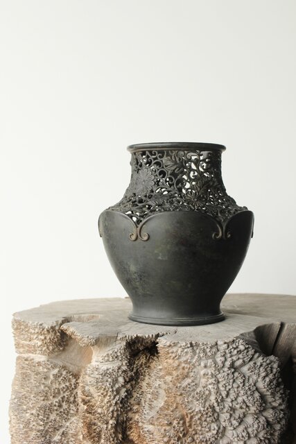 原田峯雲 菊唐草透かし銅花瓶 M349｜骨董店 のびる 古美術 骨董 和風