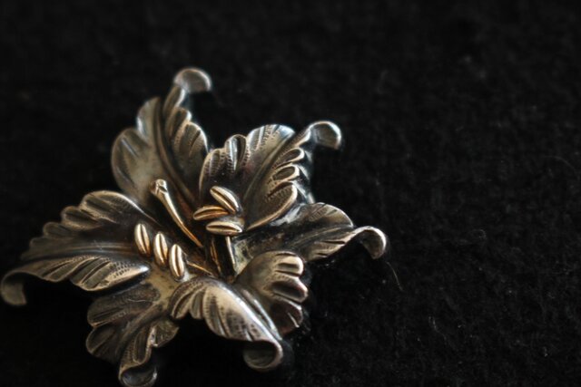 光利作 銀 花彫金 帯留 M460｜骨董店 のびる 古美術 骨董 和風建具 蔵