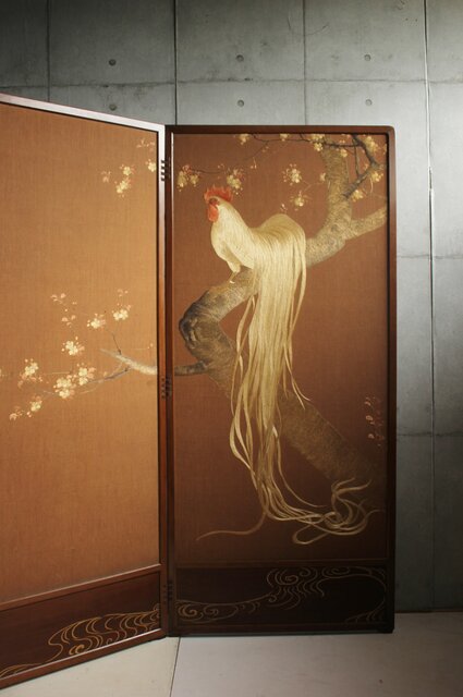 尾長鶏 刺繍画 衝立 Z672｜骨董店 のびる 古美術 骨董 和風建具 蔵戸