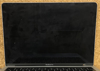 MacBook Proの画面が真っ暗で映らない原因・対処法と修理実績