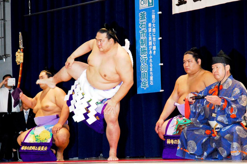 復興願う横綱土俵入り、堂々の四股 被災地に力〜鵜住居で披露、市内