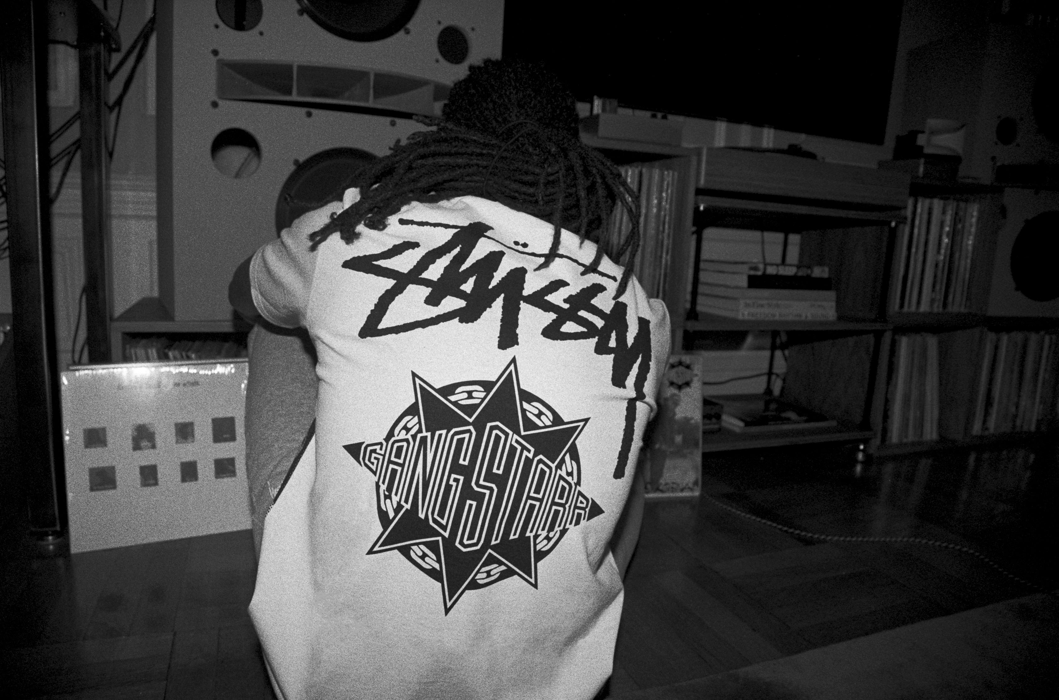 STÜSSY×GANG STARRのコラボTシャツが本日より発売 | EYESCREAM