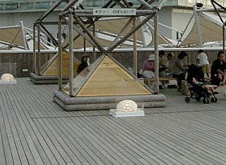 移転した万博遺跡～グローバルループ募金協力者パネル