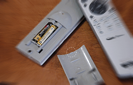 リモコンの裏蓋に激怒する – 美味かもん雑記帳