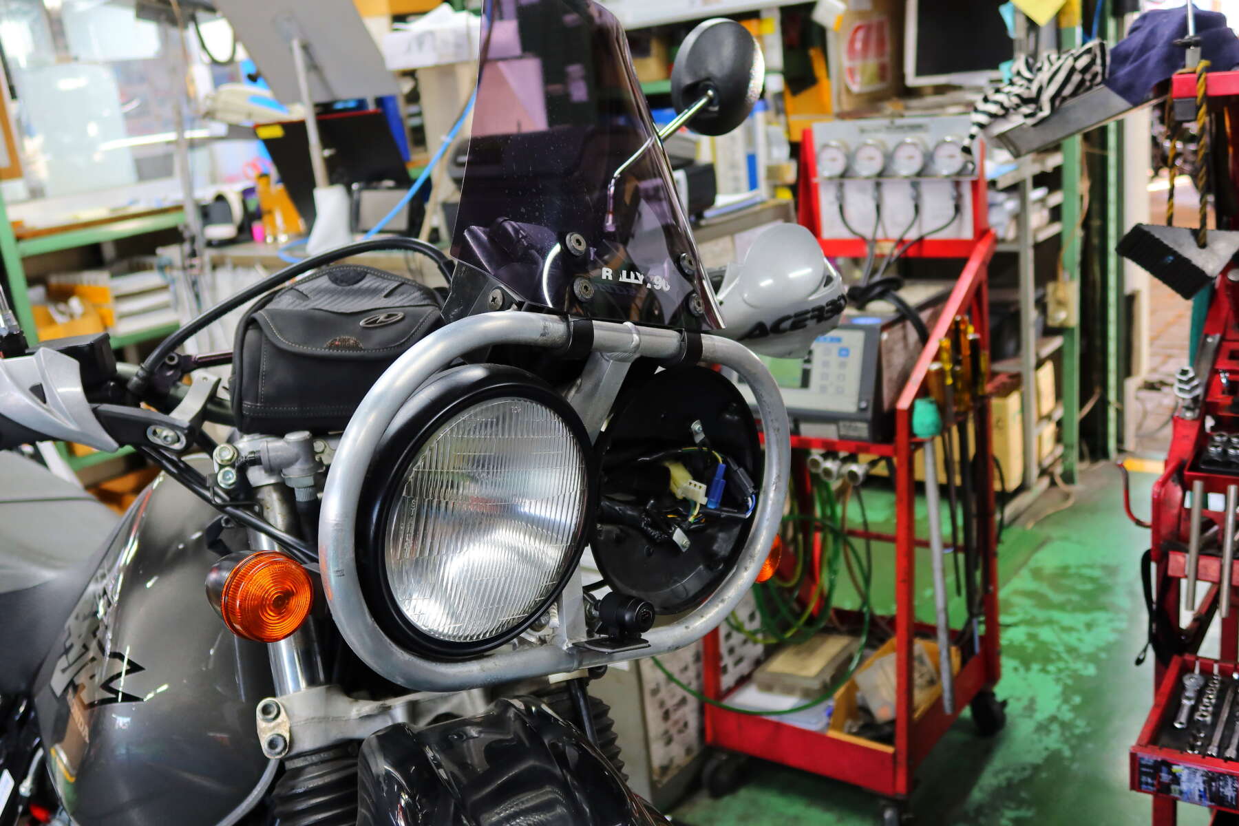 XR BAJA】デカイのに暗い!? 不満爆発のヘッドライトに高効率バルブを