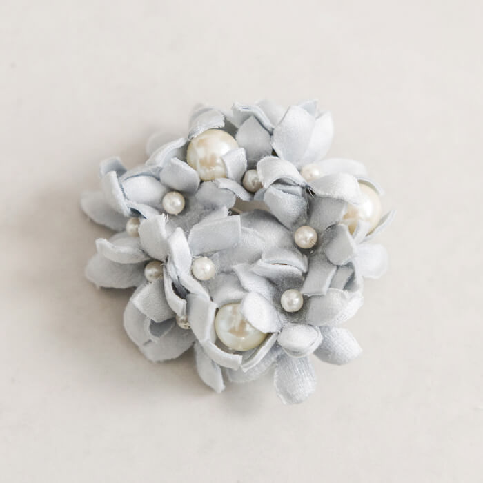 さりげなく華やか、上品ブローチ ・グレー｜東京ソワールオンラインストア