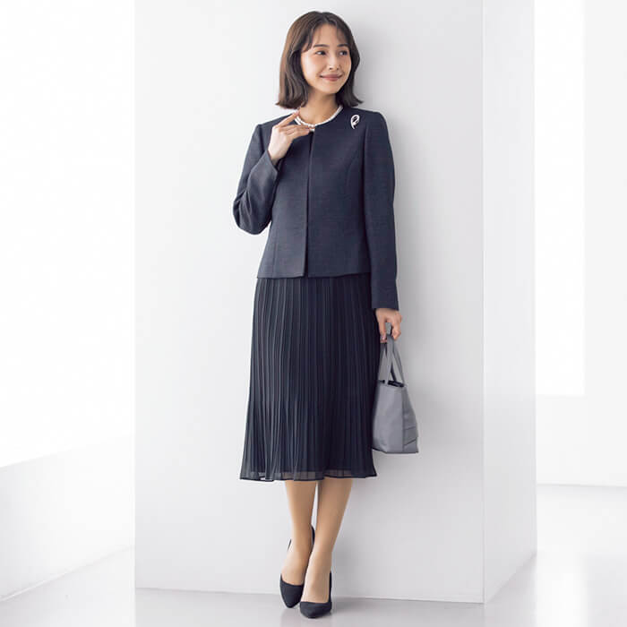 素材感の変化で魅せる大人のセレモニースーツ 11号・ネイビー｜東京