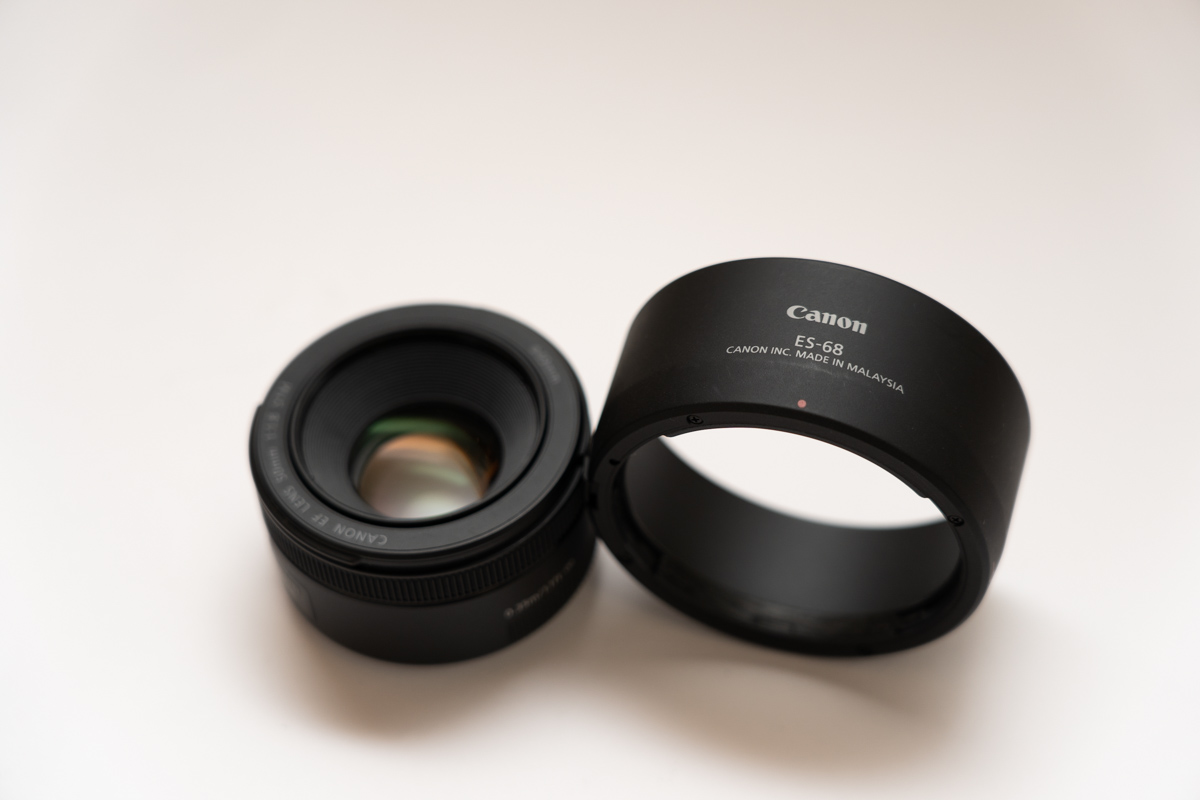 EF50mm F1.8 STMのレンズフードには、セクシーな純正ES-68を。レビュー