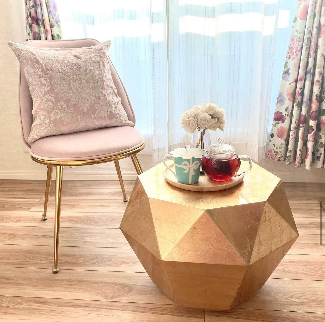 1つあるだけでお部屋が明るく華やかになる、ダイヤモンドテーブル