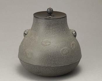 風炉釜】唐松紋鶴首釜（からまつもんつるくびがま）菊地政光作