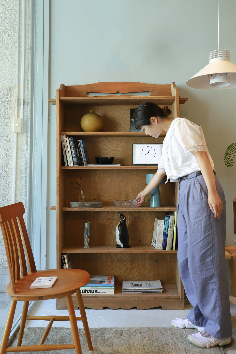 昭和レトロなヴィンテージ ブックシェルフです。使い込まれた風合いが