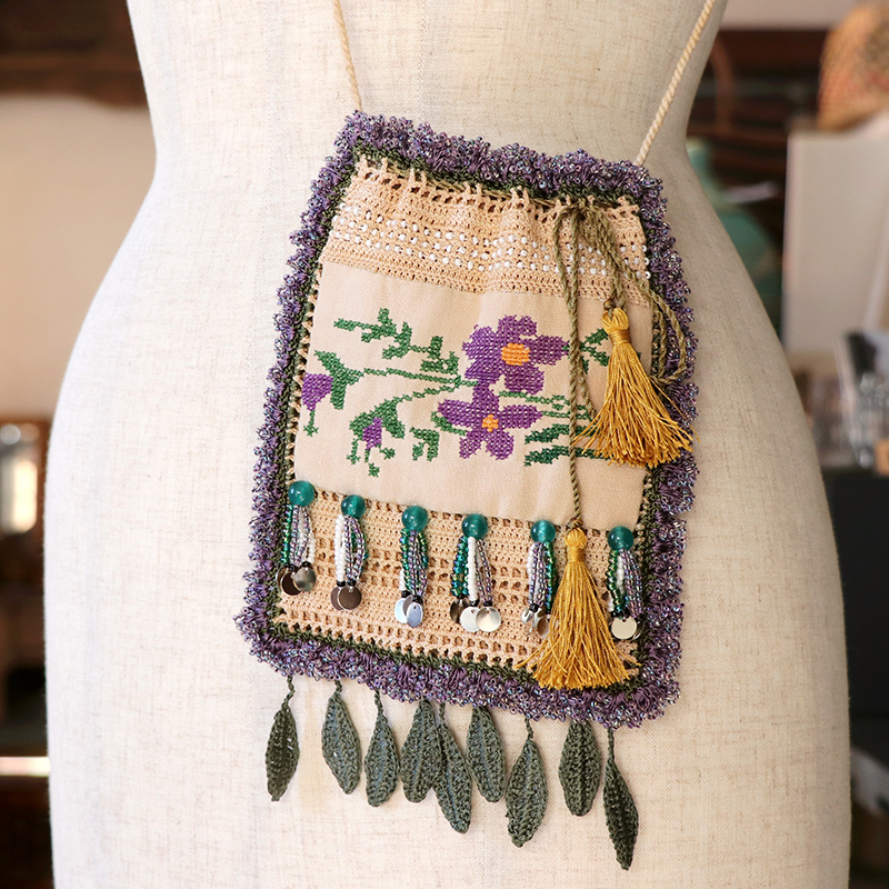 アンティーク・刺繍 オヤモチーフのついたポシェットパープル系