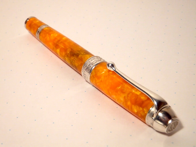 麗しの高級万年筆 アウロラのマーレ・イオニア。 宝石の輝きを見るよう