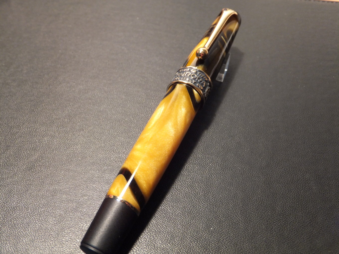 アウロラの限定生産の万年筆・大陸シリーズ『アフリカ』。模様の出方が