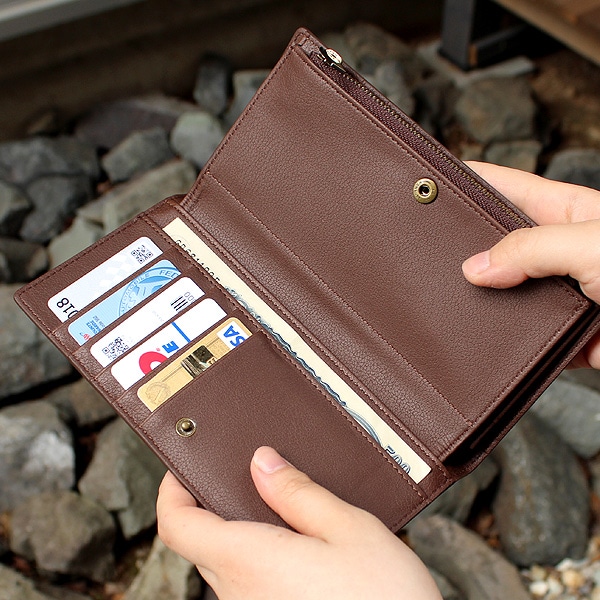 CONNIE Double Wallet」コルクレザーを活用、収納豊富な機能と軽さが