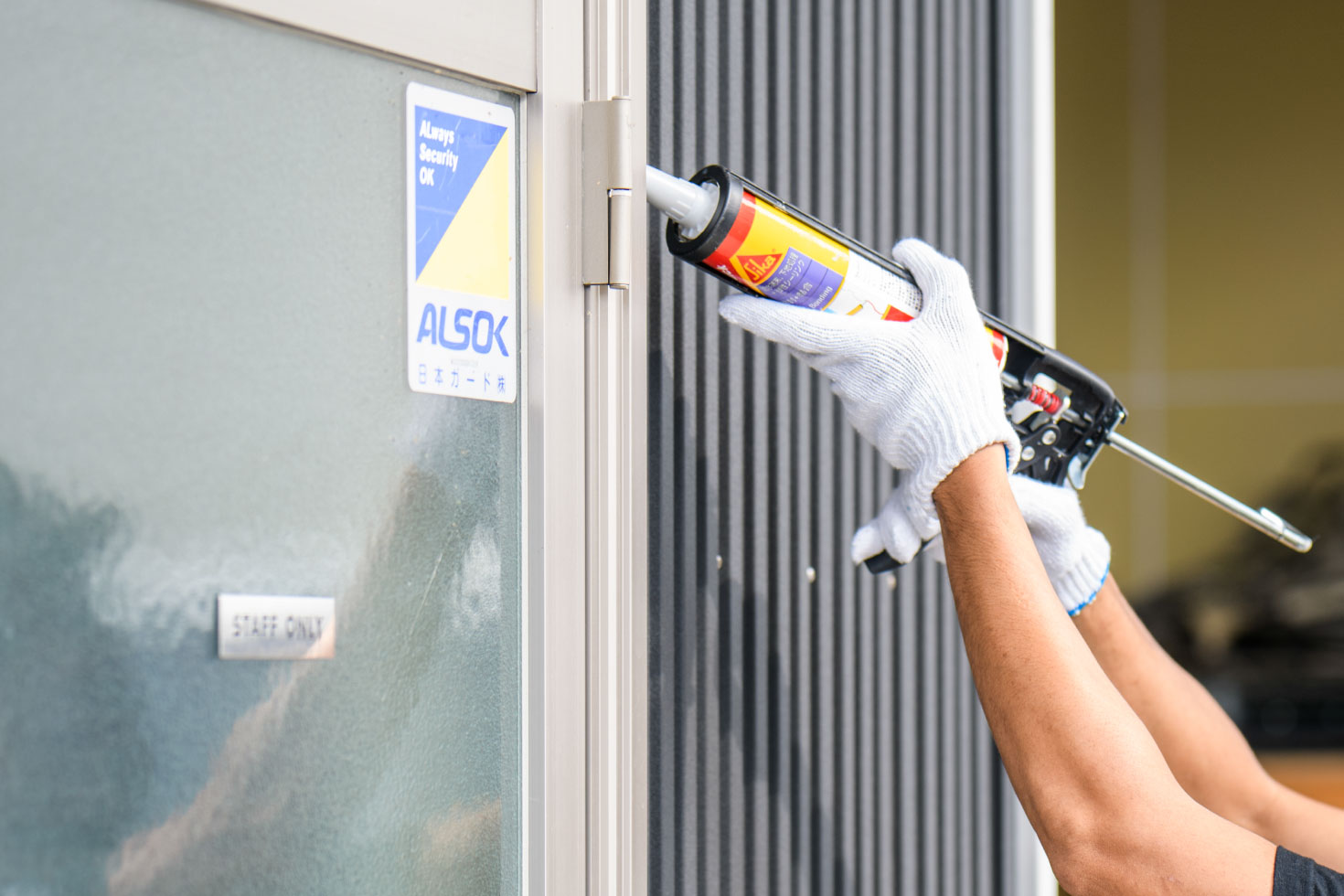 防水のプロが教える！コーキングの重要性：建物を守るための必須