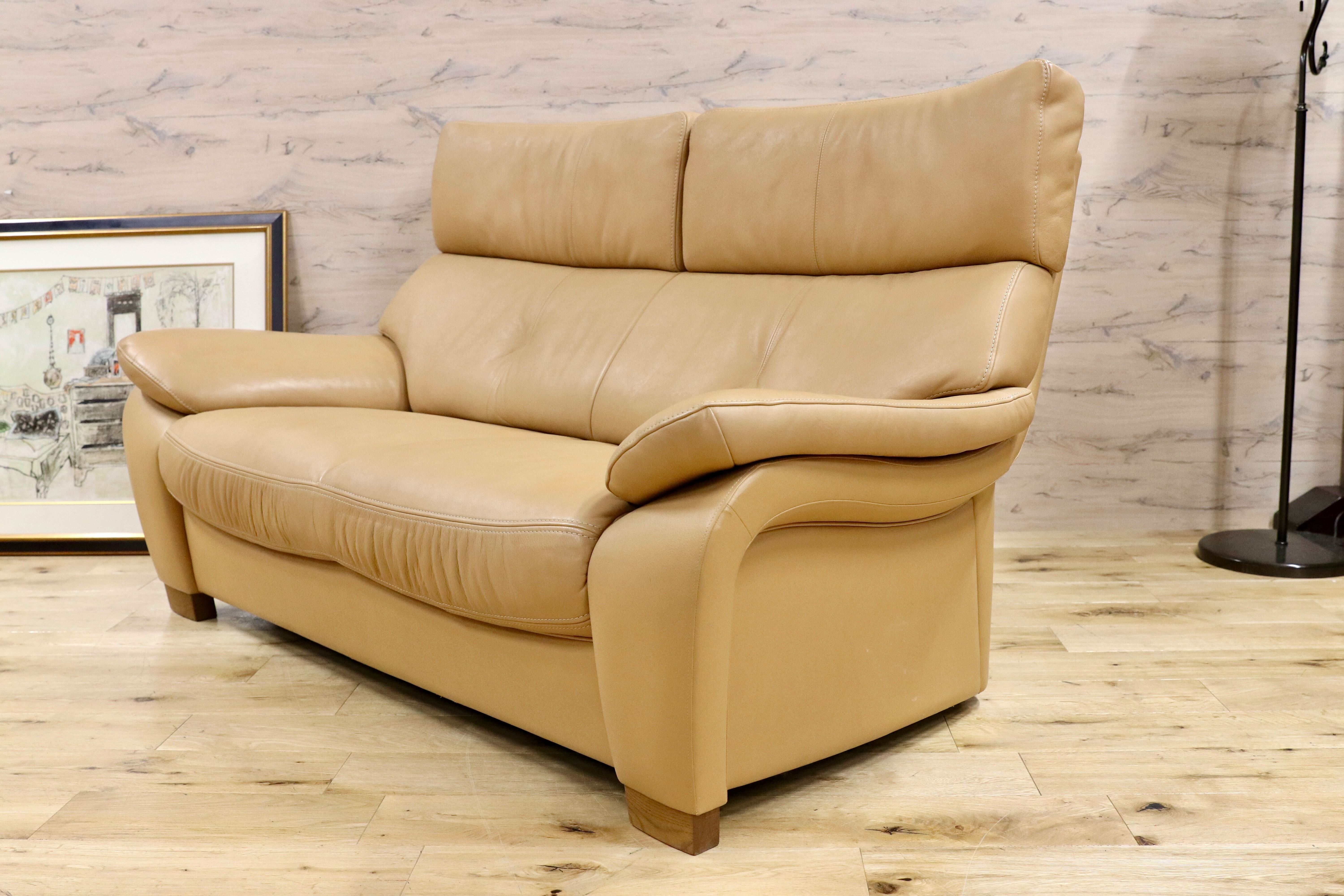 カリモク】ベージュ 高級感あふれる2人掛けソファ 高めの背もたれ