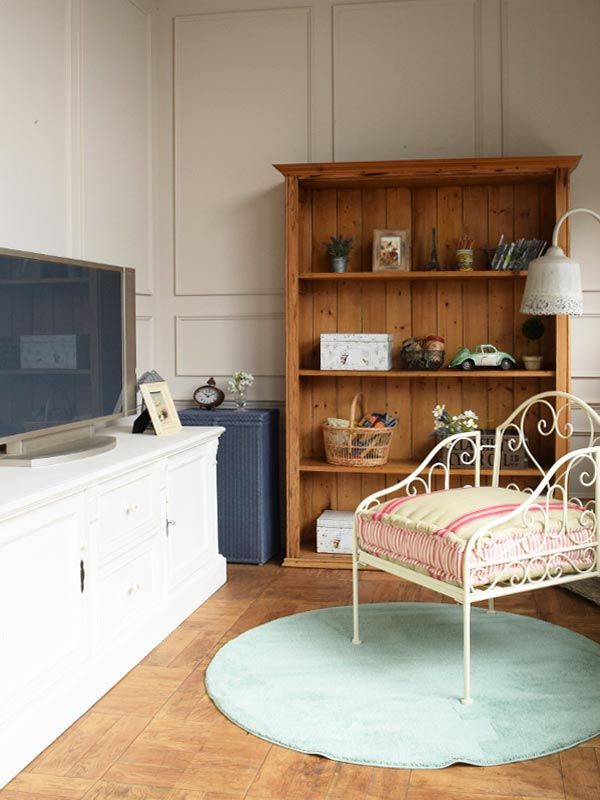 テレビボードにピッタリ！フレンチホワイトのアンティークサイドボード