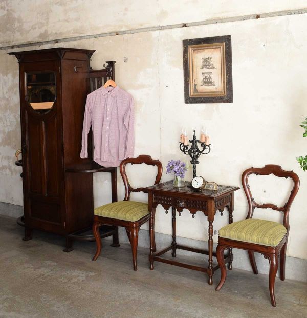 英国から届いたバルーンバックチェア、マホガニー材のアンティーク椅子