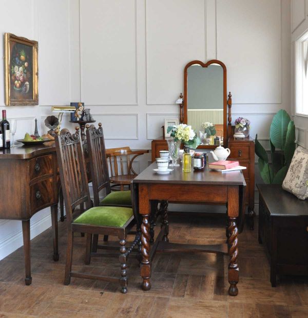 イギリスから届いたアンティークの椅子、ボビンターニングレッグの