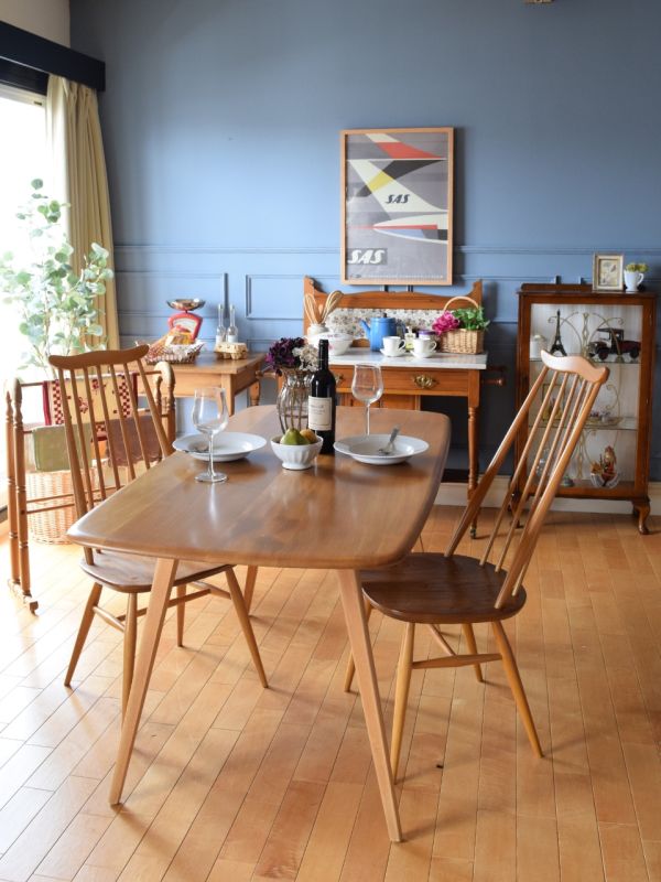 イギリスから届いたアンティークの家具、お花模様のタイルが可愛い