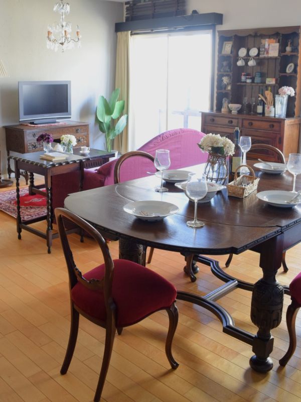 英国アンティークのおしゃれな書斎机、お花の彫刻がたっぷり入った