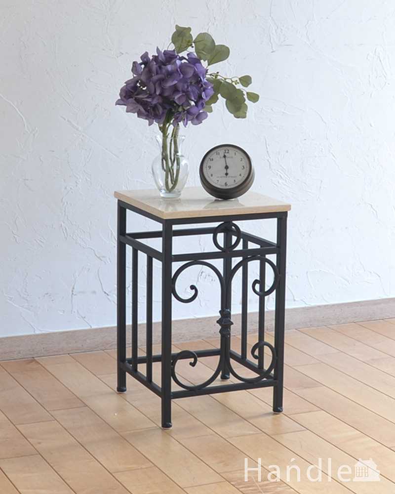 アンティーク風のサイドテーブル、大理石天板✕アイアンフレームの