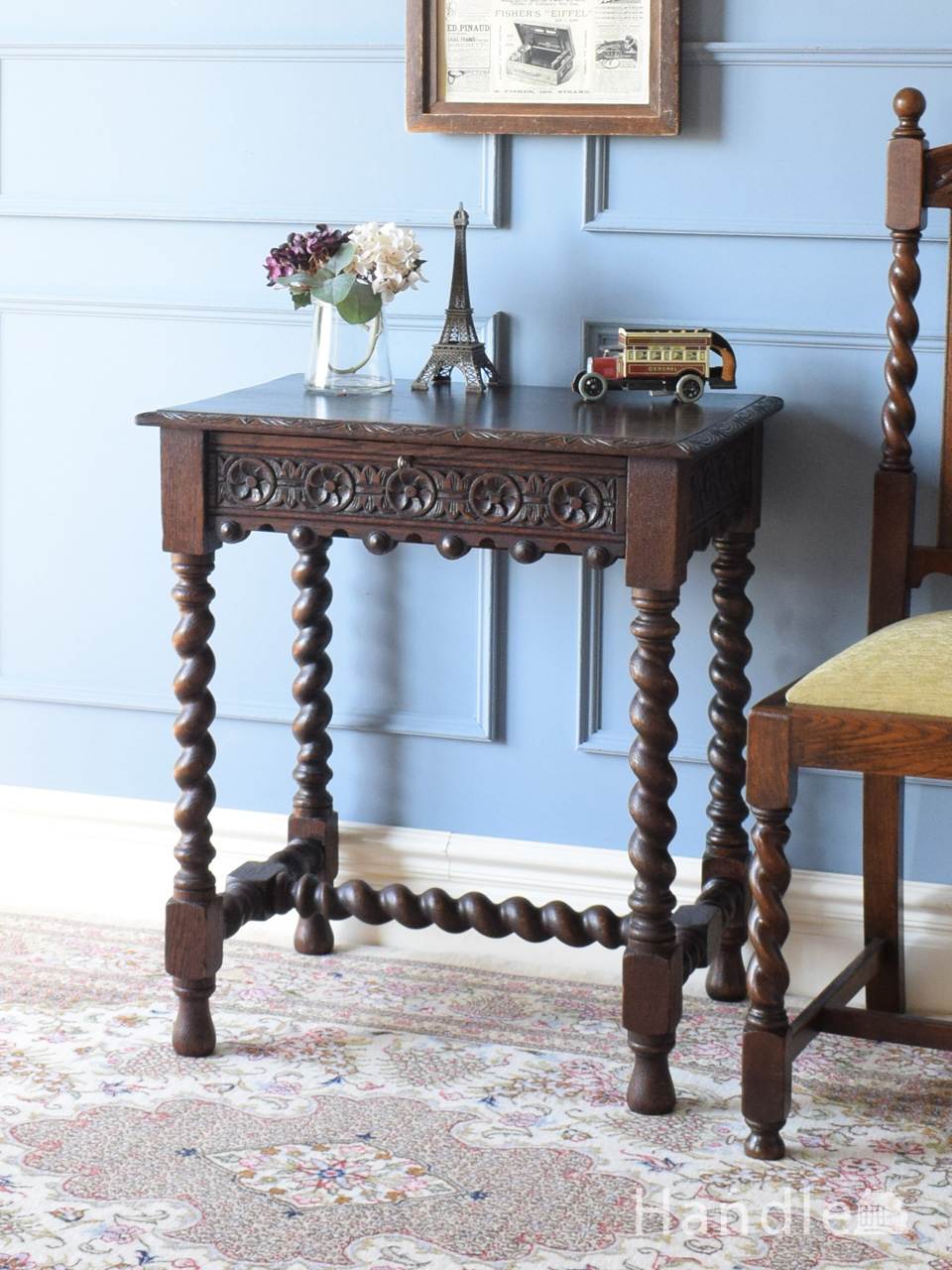 半円形のイギリスアンティーク家具、ツイスト脚のコンソールテーブル(q