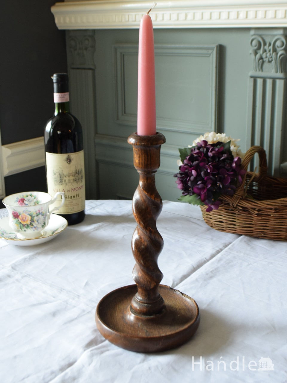 イギリスのアンティークキャンドルスタンド、ツイストデザインの木製の