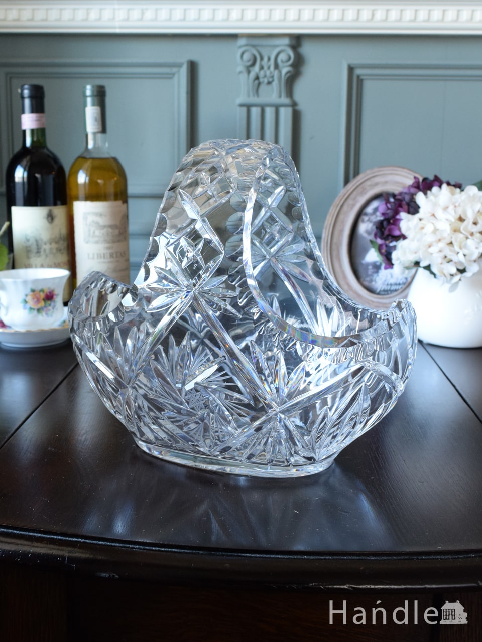 アンティークガラスの雑貨、大きなお花がデザインされたガラスの