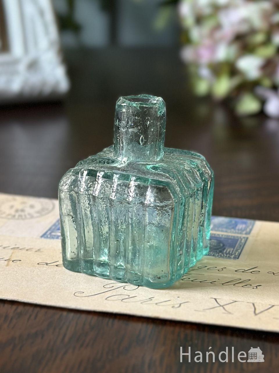 アンティークのおしゃれなガラスボトル、エンボス入りのガラス瓶