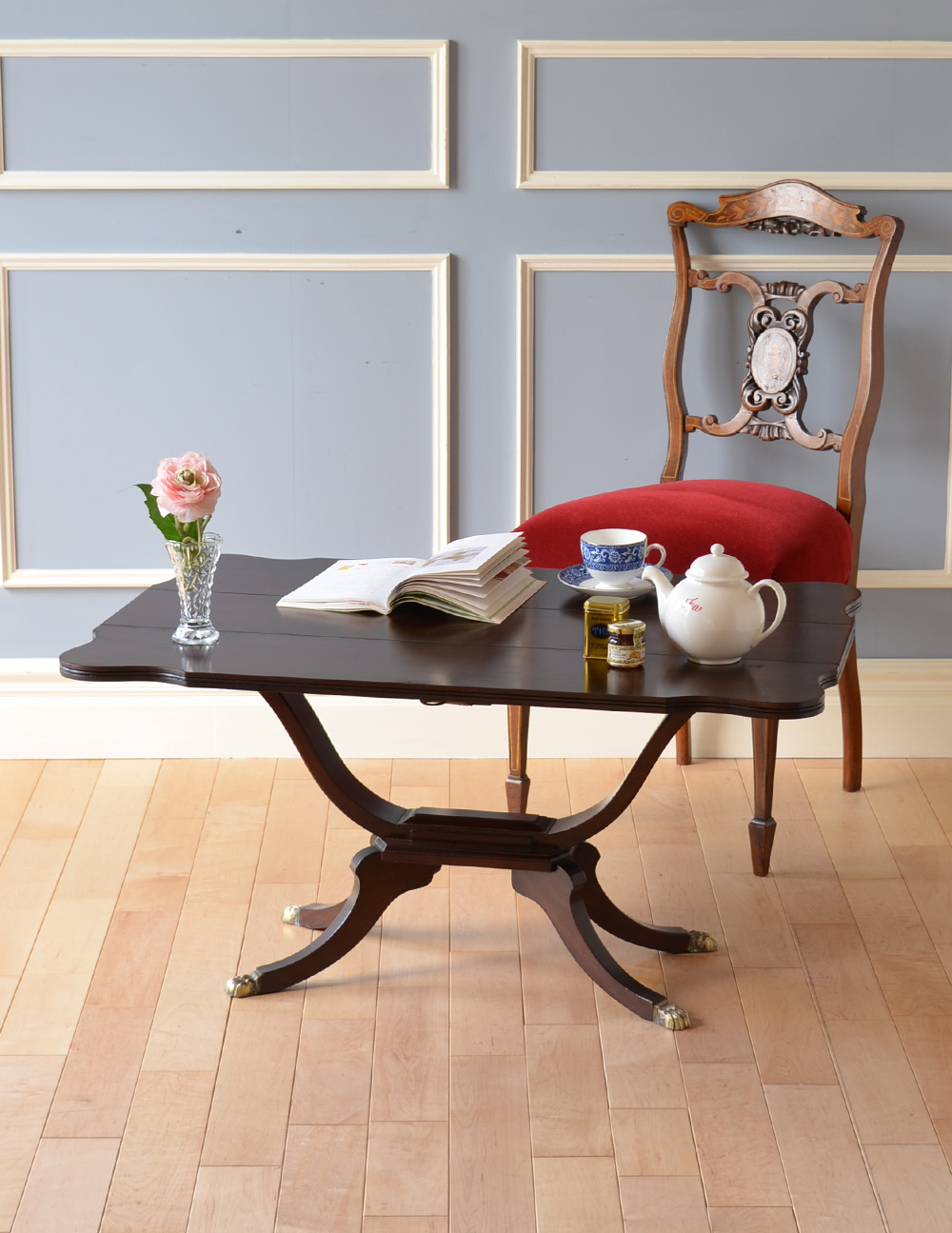 リビングルームのアンティーク家具、バタフライテーブル（コーヒー