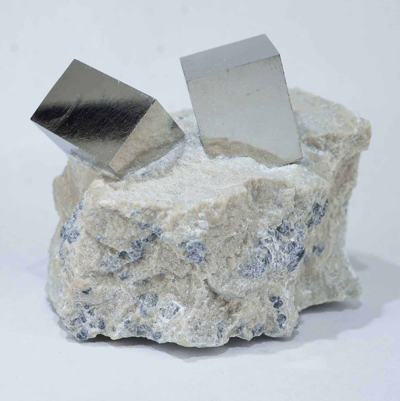 アルタイ隕石キューブ厳選標本198.00g アルタイ隕石キューブ厳選標本