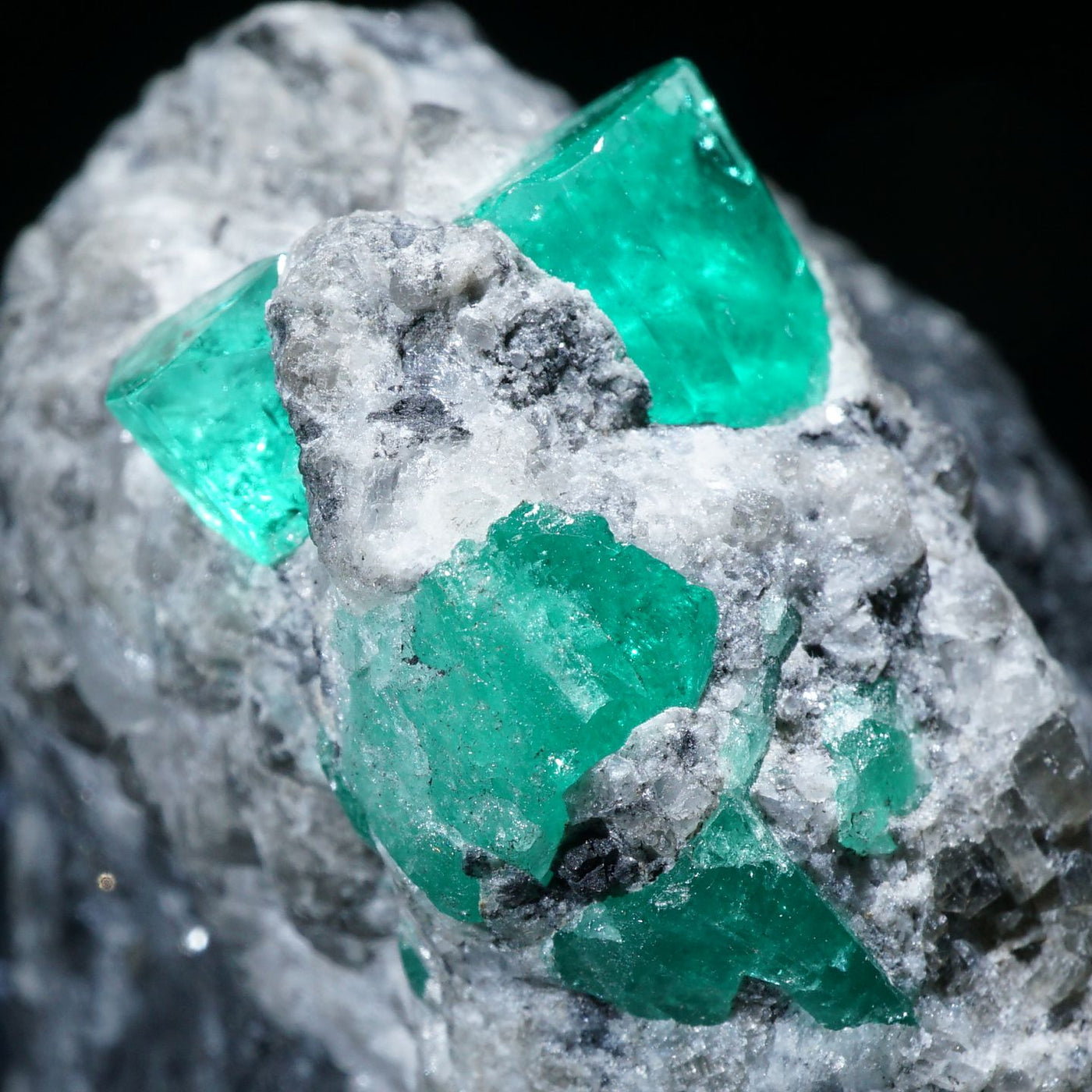 コロンビア産 母岩付エメラルド – 天然石ハッピーギフト