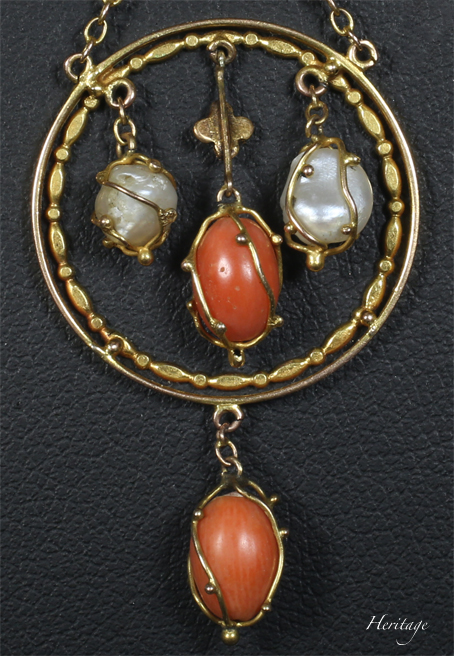 アンティーク ビンテージ昔の珊瑚ネックレス 透かし彫り菊の花細工