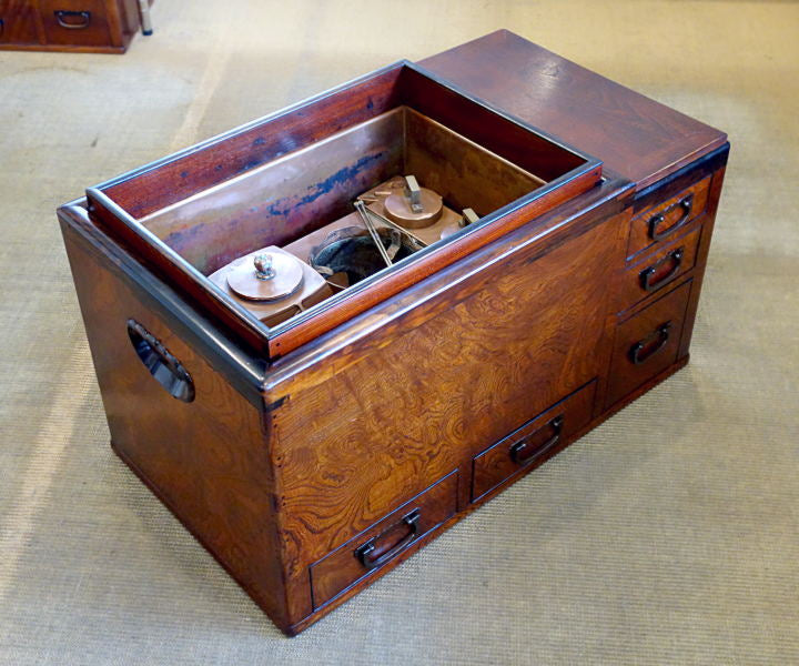 長火鉢（関東火鉢）ケヤキ材 五徳・火箸・灰ならし付き。