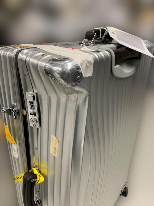 リモア キャリーケース 破損箇所あり RIMOWA（リモワ）の修理の多い