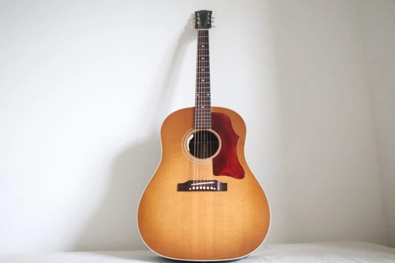 スプルースのギターを解説。大半のアコギに使われている木材